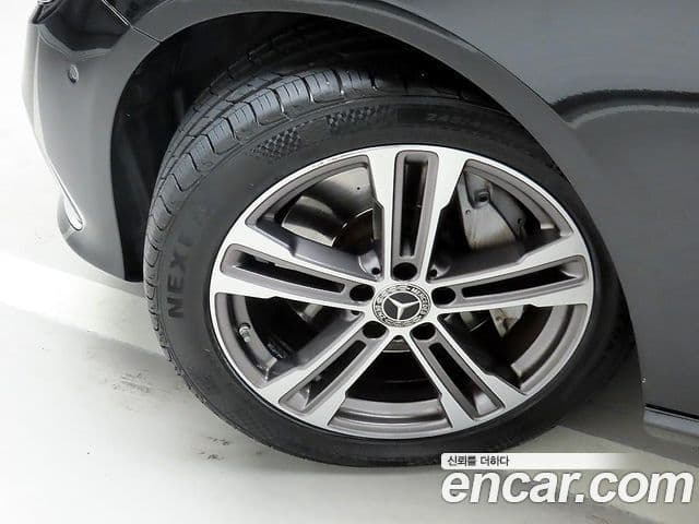 Mercedes-Benz E-Class 2022 — ფოტო 19/20