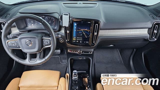 Volvo XC40 2019 — ფოტო 6/20