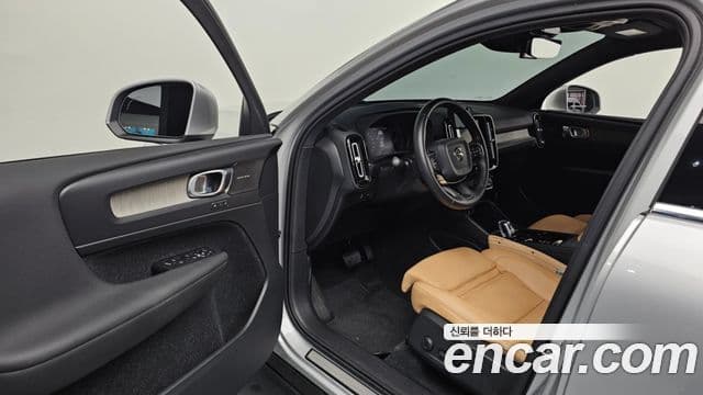 Volvo XC40 2019 — ფოტო 9/20