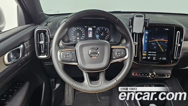 Volvo XC40 2019 — ფოტო 13/20