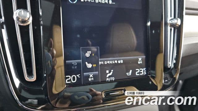 Volvo XC40 2019 — ფოტო 14/20