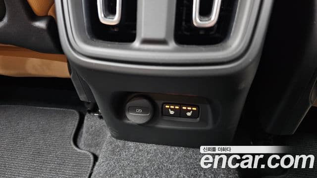 Volvo XC40 2019 — ფოტო 18/20