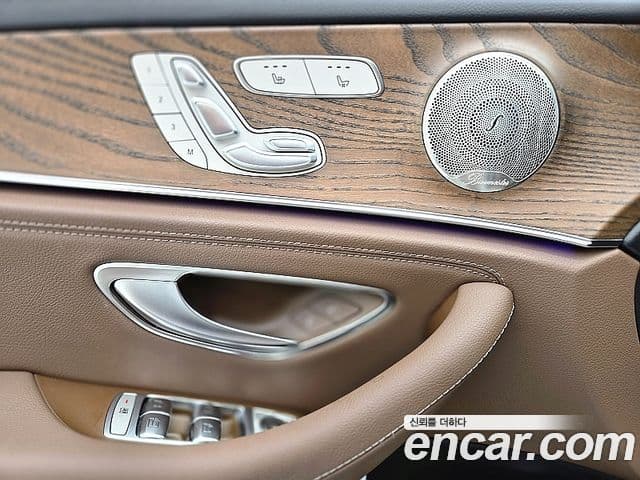 Mercedes-Benz E-Class 2022 — ფოტო 7/20