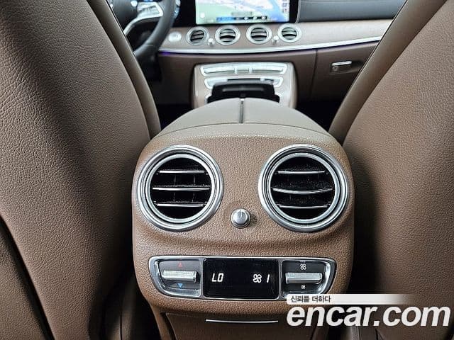 Mercedes-Benz E-Class 2022 — ფოტო 16/20