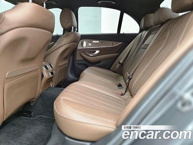 Mercedes-Benz E-Class 2022 — ფოტო 18/20