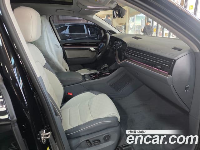 Volkswagen Touareg 2025 — ფოტო 11/20