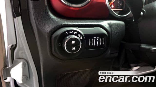 Jeep Wrangler 2023 — Фото 18/20
