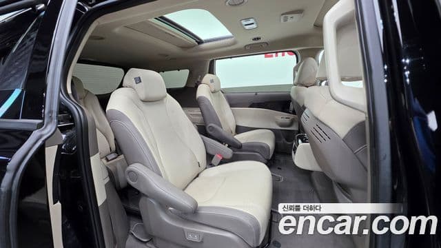 Kia Carnival 2023 — ფოტო 19/20