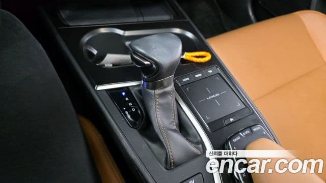 Lexus UX250h 2019 — Şəkil 9/20