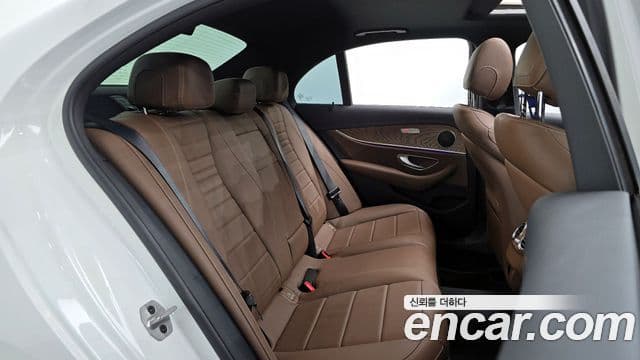 Mercedes-Benz E-Class 2021 — ფოტო 12/20
