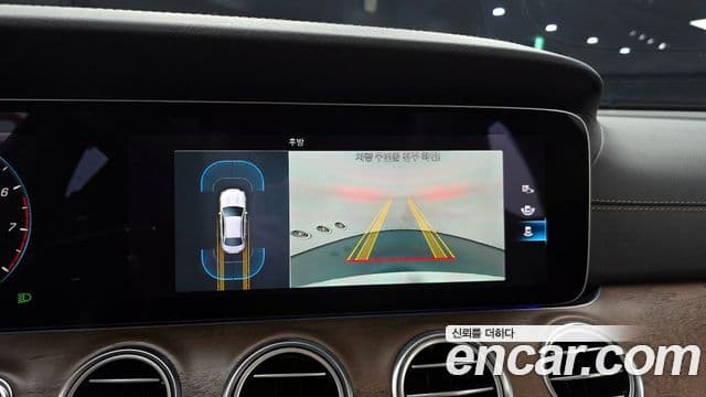 Mercedes-Benz E-Class 2021 — ფოტო 14/20