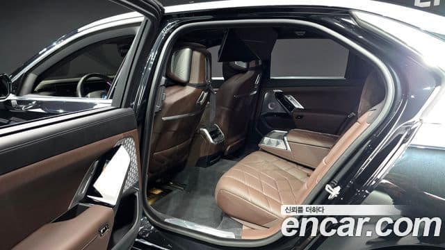 BMW i7 2022 — Şəkil 16/20