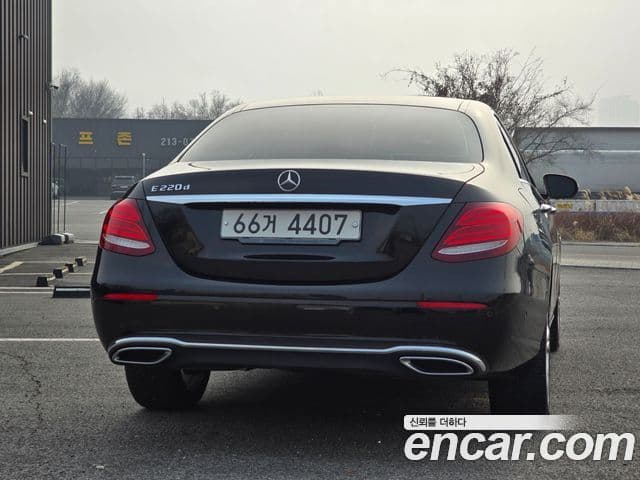 Mercedes-Benz E-Class 2018 — Photo 6/20