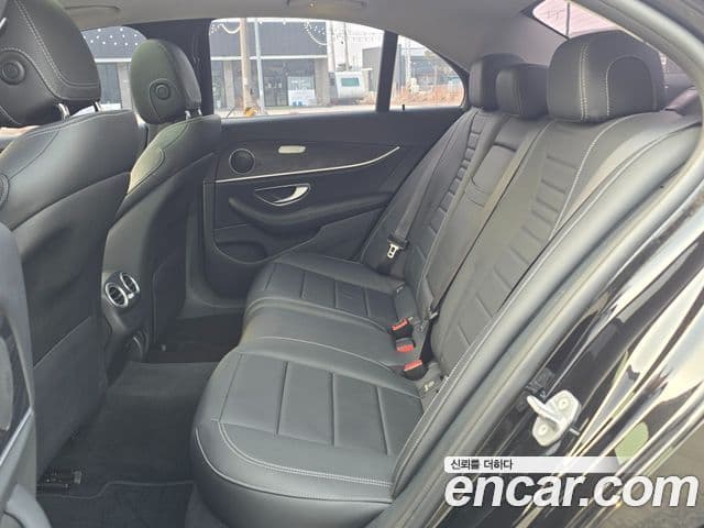 Mercedes-Benz E-Class 2018 — Photo 3/20
