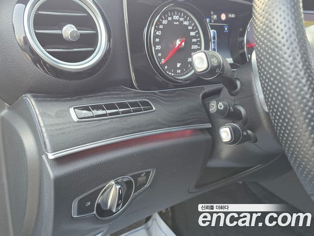 Mercedes-Benz E-Class 2018 — Photo 7/20