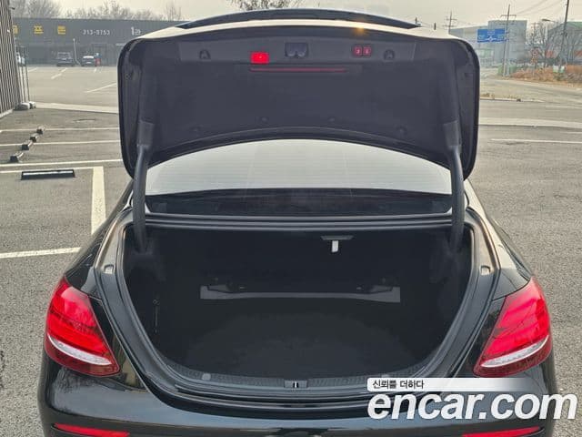 Mercedes-Benz E-Class 2018 — Photo 10/20