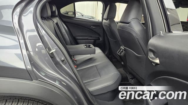 Lexus UX300h 2024 — Photo 15/20