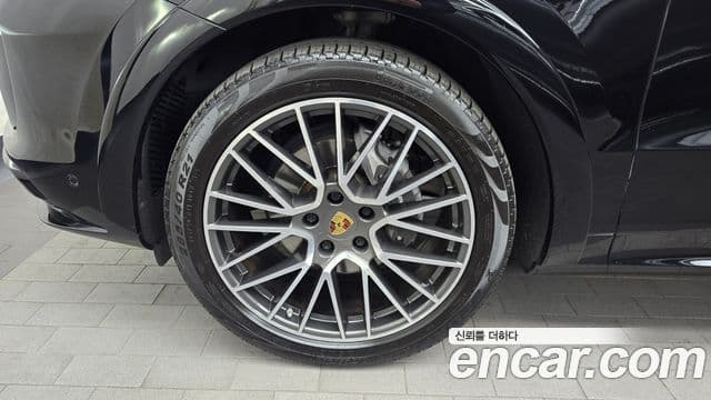 Porsche Cayenne 2021 — ფოტო 5/20