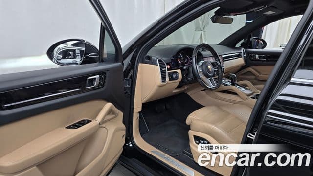 Porsche Cayenne 2021 — ფოტო 10/20