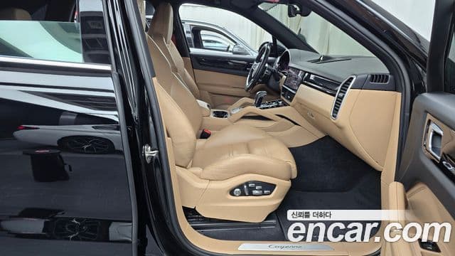 Porsche Cayenne 2021 — ფოტო 11/20