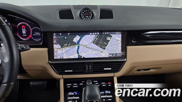 Porsche Cayenne 2021 — ფოტო 14/20