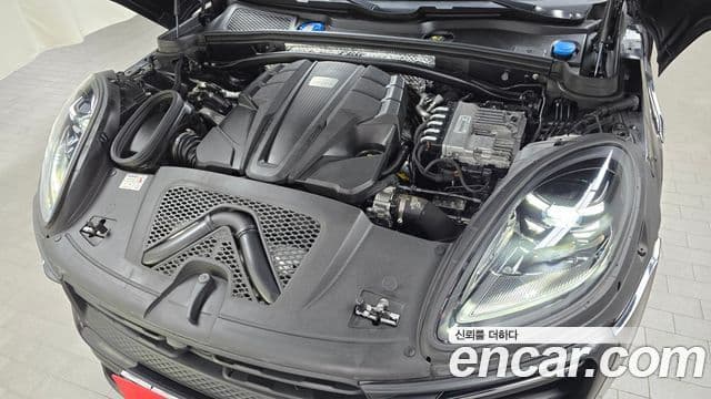 Porsche Macan 2023 — ფოტო 6/20