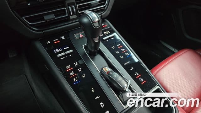 Porsche Macan 2023 — ფოტო 9/20