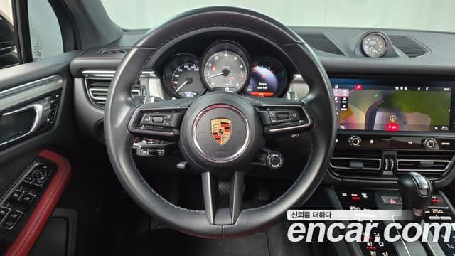 Porsche Macan 2023 — ფოტო 13/20