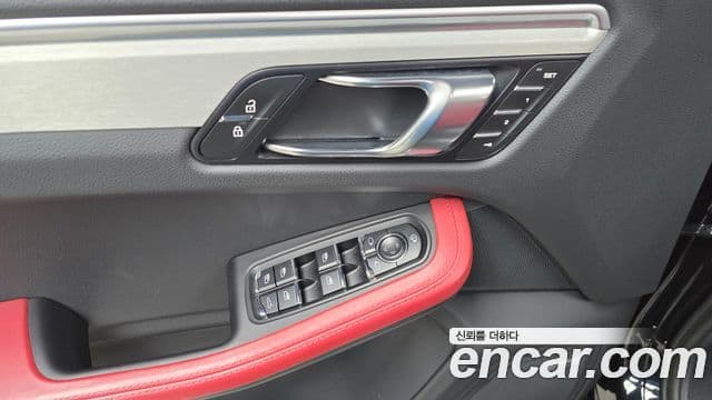 Porsche Macan 2023 — ფოტო 16/20
