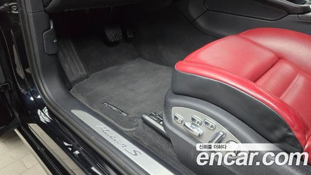 Porsche Macan 2023 — ფოტო 17/20
