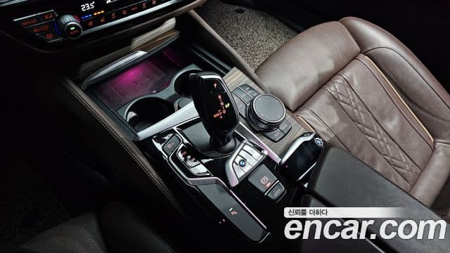 BMW 5 Series 2019 — Şəkil 9/20