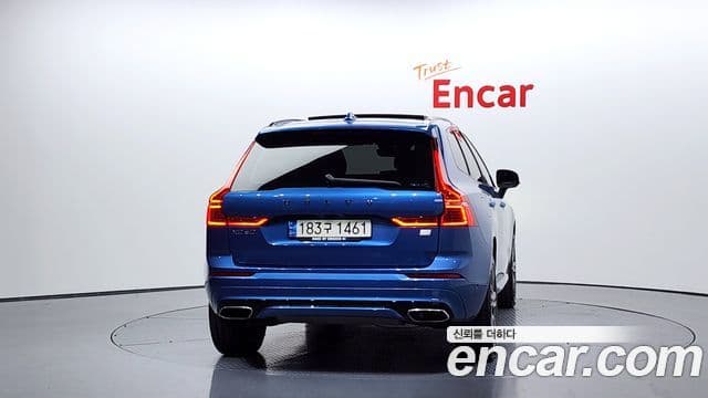 Volvo XC60 2021 — ფოტო 4/20