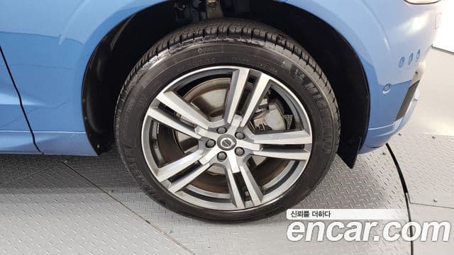 Volvo XC60 2021 — ფოტო 5/20
