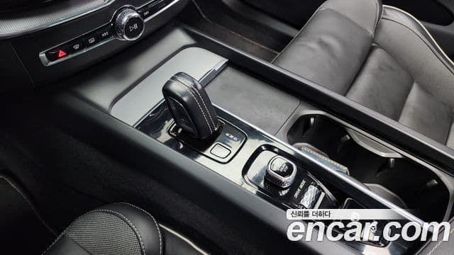 Volvo XC60 2021 — ფოტო 9/20