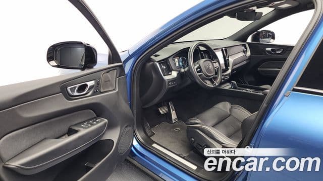 Volvo XC60 2021 — ფოტო 10/20