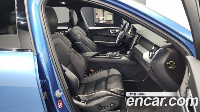 Volvo XC60 2021 — ფოტო 11/20