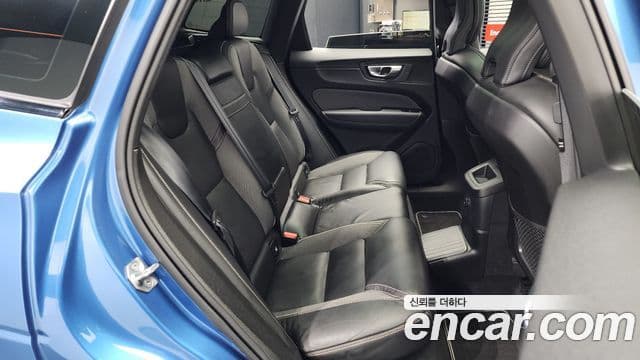 Volvo XC60 2021 — ფოტო 12/20