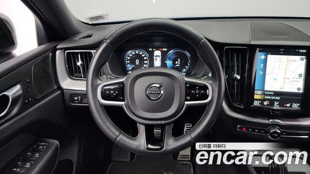 Volvo XC60 2021 — ფოტო 13/20