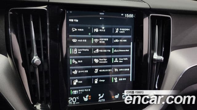 Volvo XC60 2021 — ფოტო 16/20