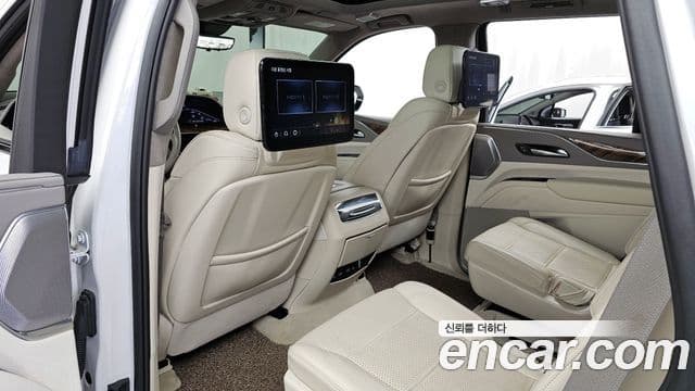 Cadillac Escalade 2023 — ფოტო 19/20