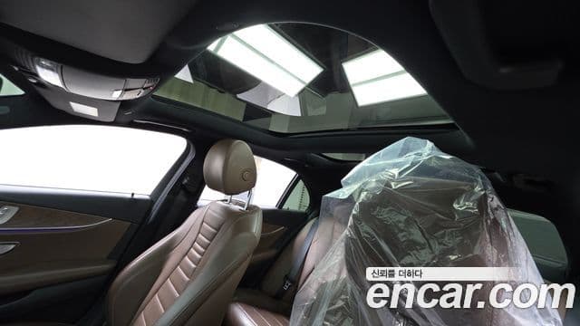 Mercedes-Benz E-Class 2021 — ფოტო 18/20
