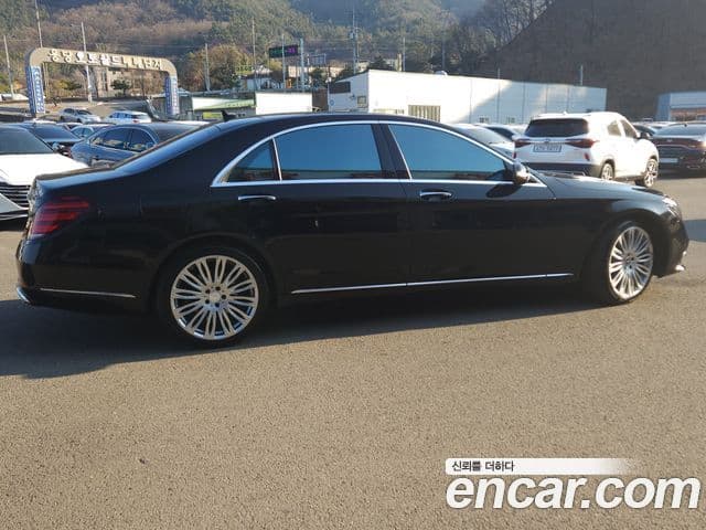 Mercedes-Benz S-Class 2019 — Photo 9/20