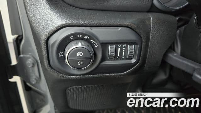 Jeep Wrangler 2023 — Şəkil 19/20