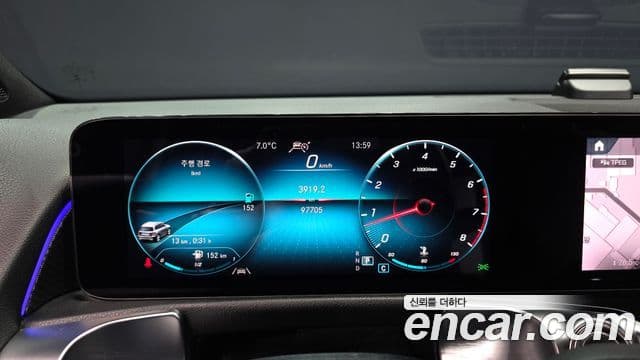 Mercedes-Benz GLB-Class 2021 — ფოტო 16/20