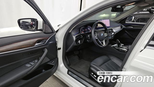 BMW 5 Series 2023 — ფოტო 10/20