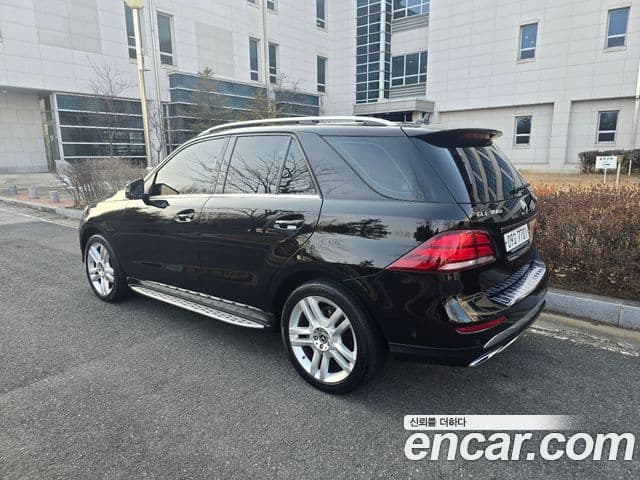 Mercedes-Benz GLE-Class 2018 — ფოტო 15/20