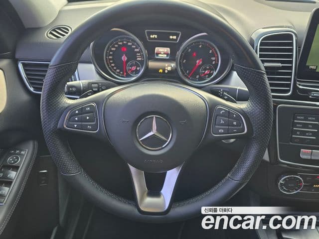 Mercedes-Benz GLE-Class 2018 — ფოტო 13/20