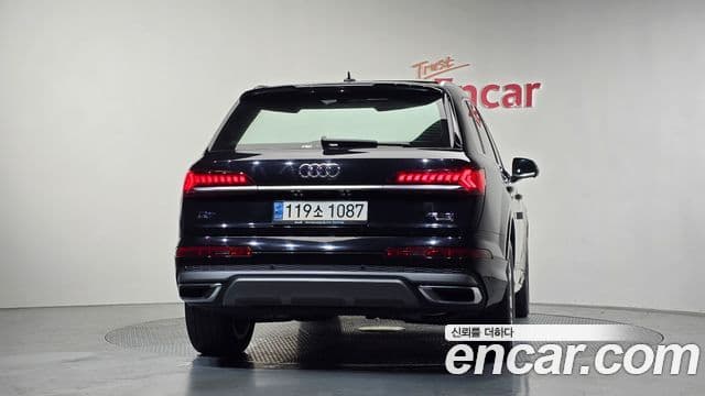 Audi Q7 2021 — Photo 1/20