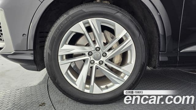 Audi Q7 2021 — Photo 8/20