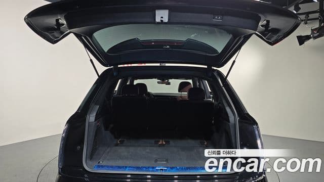 Audi Q7 2021 — Photo 6/20